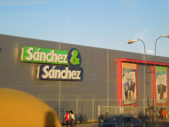 ショッピングモールの横を通り過ぎます。