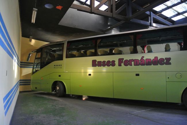 バスに乗り込みます。