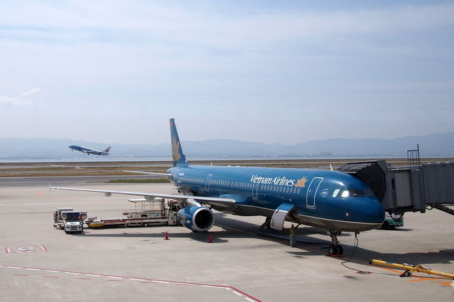 そして、やっと行って来たよ<br />憧れのベトナム<br /><br />10年ほどまえにノースウェストで<br />貯め込んだマイルを使って行く<br />キャリアはもちろんベトナム航空<br />はじめて乗るよ、VN便<br /><br />関空からハノイまでおよそ５時間<br />けっこう近いんだよね