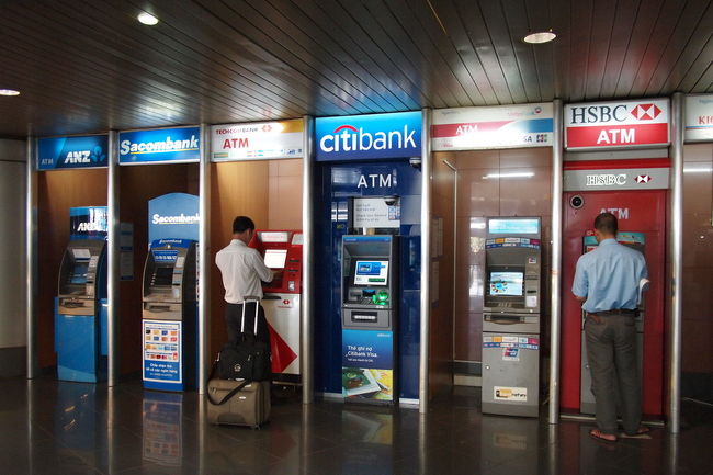 ハノイのノイバイ国際空港について<br />まずはCitiBankのATMからお金をおろす<br />ベトナムの通貨は『ドン』<br /><br />これがまた桁数が多くてたいへん<br />この日はとりあえず３００万ドンおろしたよ<br />でも、日本円にしたらたったの１万５千円