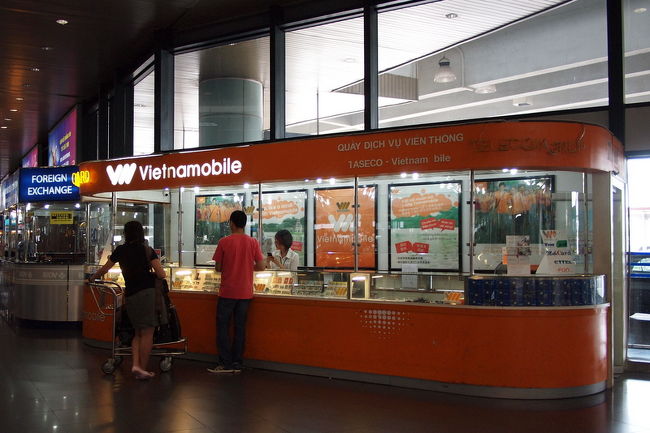 そして、ベトナムでもiPhone使いたいので<br />現地のSIMカードを買う<br />どのキャリアのがいいのかわからないので<br />最初に見つけた、Vietnamobileにする<br /><br />いくつかプランがあるが<br />通話はいらないと言ったら<br />これがいいと薦めてくれた<br /><br />　・２５日間　ネット使い放題　１８ドル<br /><br />なんで25日という半端な日数か不明だが<br />とても安いのでこれに決める<br />ぼくは１０日間ほどしか滞在しないが<br />でも１日あたり１８０円<br />十分すぎる安さだよね！<br /><br />これで、どこにいってもGoogle Mapが使える