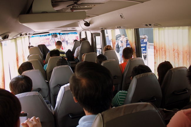 空港から市内までの移動方法は<br />いくつか選択肢あるが<br />安いミニバスを使ってみる<br /><br />ミニバス乗り場いったら、<br />ぽん引きのおっさんみたいなのが寄ってきて<br /><br />　おっさん　ミニバス乗りたいのか？<br />　まさい　　そうだ<br /><br />というと、えらい遠くまで連れていかれた<br />念のため確認する<br /><br />　まさい　　ところでバス代いくらだ？<br />　おっさん　２ドルだ<br />　まさい　　安いね。このホテルまで<br />　　　　　　連れていってくれるのか？<br />　おっさん　ホテルまで行くなら５ドルだ<br /><br />この値段差、よく理解できなかったが<br />まあいいかと思ってオッケーした<br />ちなみにタクシー使うと２０ドルくらい<br /><br />おっさんは乗り口のとこに大きな荷物をおいて<br />空いてる席に座れと言う<br />荷物、どっかに行ってしまわないか<br />とても心配だったがしかたない<br />奥の席が空いていたのでそこに座る<br /><br />しかし、いつまでたっても発車しない<br />どうやら満席にならないと出発しないらしい<br />しかもバスの外を見ると<br />いつのまにか荷物がなくなってる<br />おいおい、ちゃんと運んでくれるんか・・？