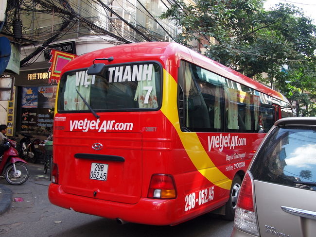 乗り込んでから２０分ほどたって<br />やっと満席になったのでバスは出発した。<br />バスは小さいが、けっこう乗りごこちはよい<br /><br />先ほど買ったSIMを使って<br />さっそくGoogle Mapで自分の位置を見る<br /><br />　うんうん、ちゃんとハノイ市内に向かってる<br /><br />と、ひとり安心する。<br />でもやっぱり、荷物のことが心配・・<br /><br />発車してからおよそ４０分<br />ハノイ市内のバスターミナルらしきところに到着<br />ここで大半のお客さんが降りた<br />残りの乗客は４〜５人だけ<br /><br />このとき、バスのうしろから<br />まさいの荷物を車内に持って来てくれた<br />お〜、良かったぁ！　とめっちゃホッとした♪<br /><br />バスターミナルから１０分くらい走ったとき<br />運転手にここで降りろと言われた<br />バスはあっというまに行ってしまう<br />そのとき撮ったのが上の写真