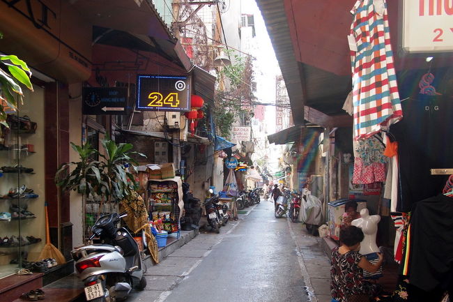 まわりを見回してもホテルらしきものはない<br />東西南北もわからない<br /><br />ほんまに、ここでいいんかいな？　と<br />思いながらGoogle Mapで調べると<br />どうやらこの狭い路地を入って行くらしい<br /><br />この路地にはいろんな種類の店があって<br />だんだんワクワクしてきた<br />こういう路地裏って好きなんだよね<br />