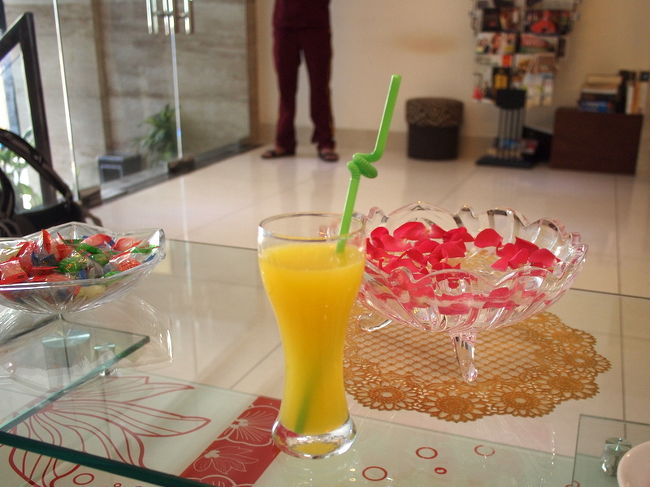 ホテルに入ると<br />可愛い受付のお嬢さんが<br />すっごい笑顔で迎えてくれた<br />いままでの不安や疲れが<br />一気にどこかに吹き飛んじゃったよ<br /><br />そして、ウェルカムドリンクに<br />パッションフルーツジュースだしてくれた<br />これがまためっちゃ旨い<br />この美味しいジュースの味<br />一生わすれないね