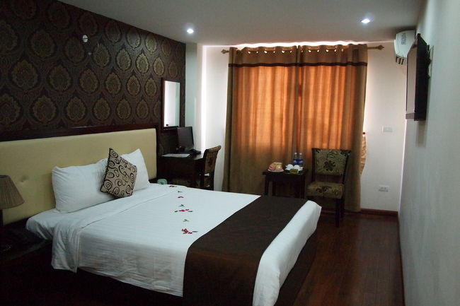 この部屋でベトナム最初の夜を過ごす<br />こじんまりしているけど<br />とっても素敵な雰囲気の部屋<br /><br />清潔だし、ウェルカムりんごも置いてあるし<br />シャワーもたっぷりお湯がでる。<br />それに貴重品いれておく<br />セキュリティボックスがあるのが嬉しかった<br /><br />この日から始まるベトナムの旅<br />いい感じでスタートしたのが<br />とっても嬉しかったよ<br /><br /><br />■ベトナムの話　ぜんぶ<br />http://goo.gl/o3TGBc