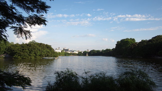 ホテルについてホッと一息<br />時刻はまだ夕方の５時<br />夕食前にすこし散歩にいってみる<br /><br />まずは<br />ホテルから徒歩で１０分くらいのところに<br />あるここを目指す<br /><br />　・ホエンキエム湖<br /><br />湖のほとりからむこうを眺めると<br />まるでスイスの湖に来ているような<br />錯覚に陥ってしまうくらい素敵<br /><br />うっとりとするひととき<br />そして、目を湖岸の方に向ける