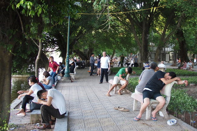 あはははは<br />なんだこりゃ〜っ<br /><br />いや、でもわかるよその気持ち<br />この暑さだからぐったりするよね<br /><br />この湖の美しさと湖岸の光景の落差<br />決してバカにしているのではない<br />ベトナムの魅力のひとつは<br />このダイナミックレンジの拡さだと思うのだ<br /><br />非日常的な美しい風景と<br />日常的な雑多な光景がごちゃまぜになってる<br /><br />右を見て、左を見ると<br />両方同時に見れるのが楽しい♪<br /><br />ホエンキエム湖は<br />ハノイ市民の憩いの場所<br />そして観光客にとっても<br />ほっと一息つける素晴らしいところだよ