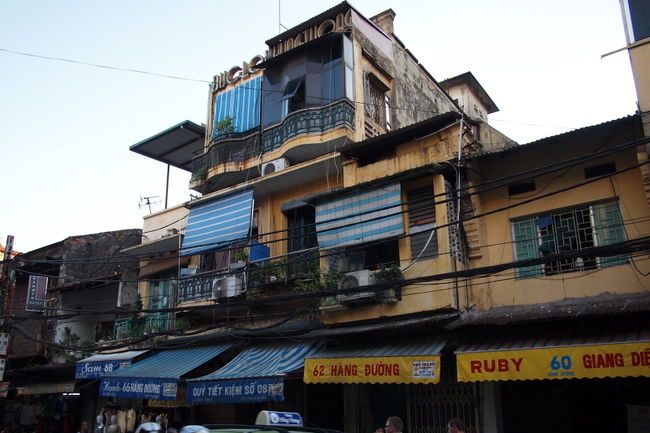 それぞれの家や建物には<br />全部、番号がついている<br />日本の『番地』だね<br />そして、とてもわかりやすいところに<br />大きく書いてある<br /><br />上の写真では<br /><br />　60 Ha`ng ?u+o+`ng　とか<br />　62 Ha`ng ?u+o+`ng　とか<br /><br />だから、トゥクトゥクの運ちゃんとかも<br />この番号をたよりに案内してくれる。<br />この街を初めて訪れる<br />旅行者もこの番号をたよりに<br />目的地を探すといいよ<br />