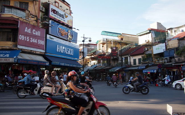 これはホテルの近くの<br />とある交差点の写真<br />噂には聞いていたが<br />とにかくバイクが多い<br /><br />しかし、このバイク<br />最初は怖いかったけど<br />実はぜんぜん怖くない<br />バイクの話はまた別の記事で書く予定<br />