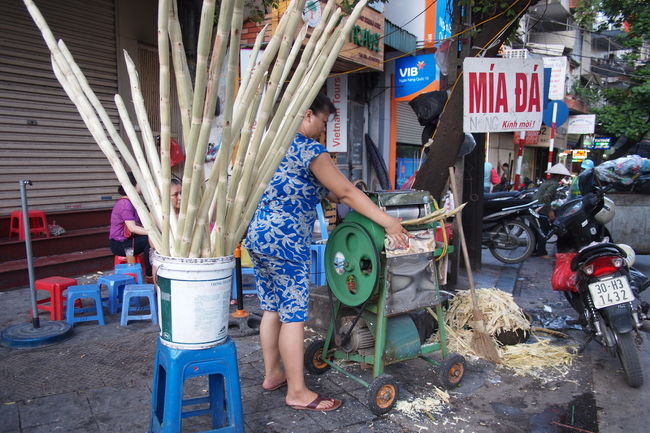 これはサトウキビジュース屋さん<br />ホアンキエム湖の近くで見かけた<br /><br />これも初めてみたときは<br />めっちゃ新鮮な感じで<br />しばらく作業を見入ってたけど<br />ベトナムにはいたるところに<br />この種のジュース屋さんがあるので<br />ほどなく、馴れてしまった（笑）<br /><br />いやぁ、やっぱり<br />百聞は一見に如かず<br />ベトナムに行ってみると<br />日本では絶対見れないものが<br />いっぱいあって、とっても新鮮で楽しい！<br /><br />このあと、どんな新鮮なものに<br />出会うかすっごく楽しみだよ<br /><br />■訪問日：２０１３年６月<br /><br />■ベトナムの話　ぜんぶ<br />http://goo.gl/XzxqgU