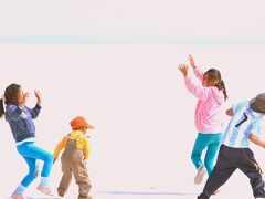 ↑　【....題名：塩湖で戯れる子供たち....】



本来は、雨季の時期１２月〜２月までに訪れるのが理想的とされています。

ただしこれも、逆に雨が多く振りすぎてしまう雨季には、今度は車両が塩湖の中まで入れなくなってしまう為、楽しさ半減という事にもなりかねないそうです。

結構、何も考えずにスポット的で訪問し、一発で　きれいな鏡を見れるのは超ラッキー　というぐらいに、

時期の選択には、事前の情報収集力と運が絡んでくるようです。笑