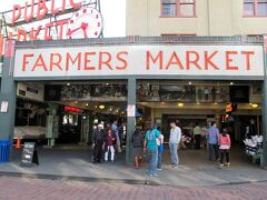 パイク・プレイス市場（Pike Place Market）に到着です。
この周辺は、やや治安が悪そうな雰囲気が漂っています。