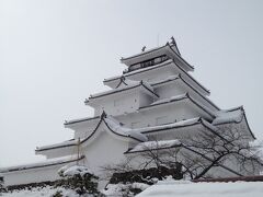 鶴ヶ城へ来ました。
赤い瓦のお城ですが、雪で見えませんｗ
何度見ても好きなお城です。