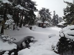 鶴ヶ城からほど近い御薬園に。
それにしてもすごい雪で庭園を散策するのが怖い。