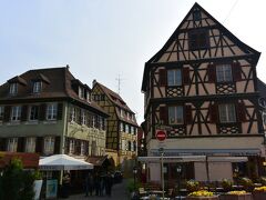 リクヴィルと同じく、コロンバージュと呼ばれる伝統的な木骨構造で建てられた家が、たくさん残っていてかわいい街です。