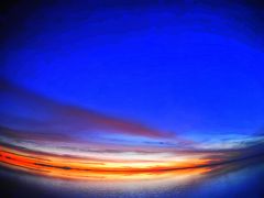 ■□ウユニ塩湖■□


夕方、運ちゃんが塩湖の中で　クラッカーやボリビアワインを振舞ってくれるのですが、これには要注意。

絶景に　感動の余りつい飲みすぎてしまう...と、後で大変な事に。

....後々　強烈な頭痛がぁぁ.....！！。


