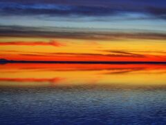 南北100km、東西250km、日本の新潟県とほぼ同じ大きさの「ウユニ塩湖」。



※
今回　結果的には、大部分は乾燥した白い塩田が広がる中、水が張っている場所を見つける事ができ…写真の通り。本当に幸運でした。