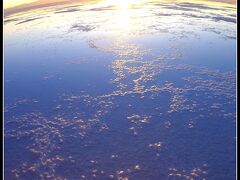 私がウユニを訪れた時期は、4月18日。イースター休暇の真っ最中。

通常、この時期になると既にこの地は乾季に入っている為、あの有名な「塩湖の鏡の世界」は見れないハズなんですが、

ただ「今年は、エルニーニョ現象の影響で、雨が多く、もしかしたら....」という不確かな情報だけにすがりつつやって参りました。



