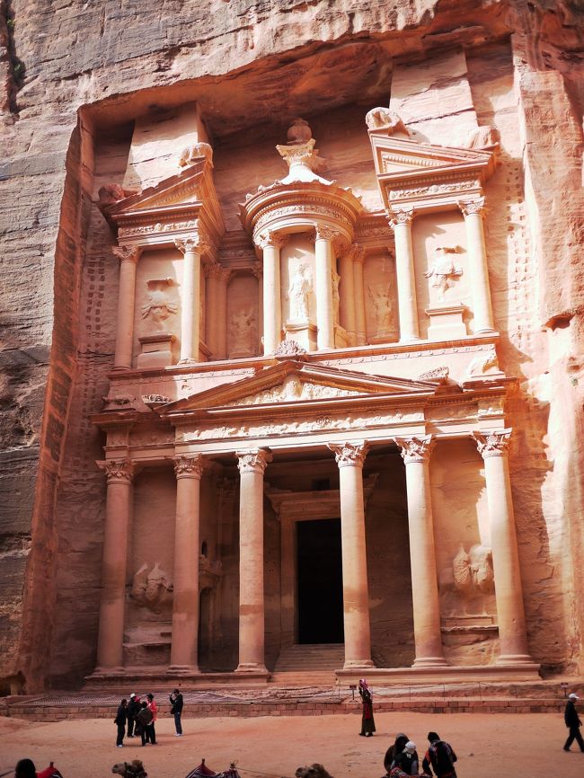 ここはすごい！新・世界七不思議のひとつ。シニアのためのヨルダンの