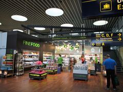 それ以上に重要なミッション。朝から何も食べていないので食事をせねば！

ターミナル内のショップでお買い物。サーモンの切り身やらでっかい瓶入りのイクラやらキャビアやら。おいしそうだけど税関で怒られそうだからやめとく（それ以前に高いし…）。