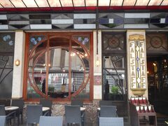 まずはグランプラスより徒歩2分、バス停より徒歩5分のアール・ヌーヴォーのレストランで早めの昼食を取りながら、私見をお聞き下さい。


①『レストラン・ファルスタッフ』 
1904年 ウービオン作 
('Taverne Falstaff' Houbion ) 
 
・知名度 ★★★ 
・インパクト ★ 
・アクセス ★★★ 
・現在の仕様：レストラン 
・入場可否：○ 
・内装：http://www.lefalstaff.be/gallery/galerij-4/

オムレツとコロッケを食べながら、アール・ヌーヴォーの開花前夜1890年のベルギー情勢を概説したいと思います。