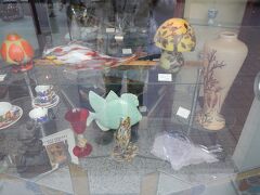 ガレ、ティファニーなどのガラス工芸もアール・ヌーヴォーの流れを汲みます。

館めぐりに出かける前にもう一点、アール・ヌーヴォーと日本について特筆させて下さい。アール・ヌーヴォー流行前の1860年代から80年代にかけて、北斎や広重などの版画がヨーロッパに出回り、印象派の画家などを中心にジャポニズムが一世風靡します。アール・ヌーヴォーの柔らかな線と淡い色使いもこの系譜を受け継ぎます。

今日ヨーロッパで日本文化がブランド価値を確立しているのはジャポニズムが礎となっているためとして間違いないと思います。