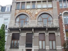 (21)『キアンベルラーニ邸』 
1897年 アンカル作 
('Hotel Ciamberlani' G. Strauven) 

・知名度  ★★★ 
・インパクト  ★★★ 
・アクセス  ★★ 
・現在の仕様：個人邸宅 
・入場可否：△（http://en.hotelciamberlani.com/contact.html に事前連絡。ガイド料500ユーロ！！） 
・内装：http://www.dayoff.be/en/the-ciamberlani-house 

王室ご用達の画家だった大の大人の住宅設計を依頼したのは彼のママというのがいかにもイタリア人（←偏見その2）。どこかで見たなと思った方が多いと思いますが、④コーシー邸に先駆けて、ブリュッセルで初めてダイナミックなフレスコ画を住宅に採用したのはこの作品です。向かって右隣の家もアンカルの作品。 