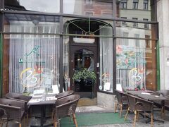 だいぶ歩いたので、一まず休憩しましょうか。 

ラ・カンカエリー 
http://www.quincaillerie.be/ 

1903年に金物屋として建てられました。アール・ヌーヴォーではありませんが、中の大時計を中心にレトロな雰囲気の店です（サイト参照）。生カキなどの海鮮も食べられます。 

私は白ビールとオマールえびのスープにします。