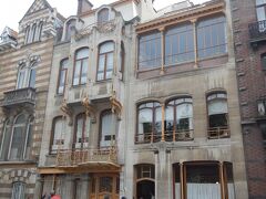 ⑱『オルタ邸』 
1901年 オルタ作 
('Maison Horta' V.Horta) 

・知名度 ★★★ 
・インパクト ★★★ 
・アクセス ★★★ 
・現在の仕様：博物館 
・入場可否：○ 
・内装：http://www.hortamuseum.be/uploads/japon.pdf 

この期に及んで紹介するとオルタはベルギー・アール・ヌーヴォーの父です。繁忙期には年間17件もの依頼を受けるほど人気でしたが、彼は内装まで徹底的にデザインしたので予算オーバーすることが多々。自身の邸宅もローンの返済に10年以上費やしたそうです。どの分野でも現実問題に頓着せずに至高を求められる人は天才なのでしょう。