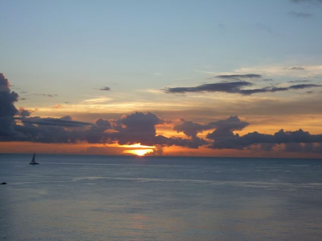 残念ながら、時間に間に合わずぎりぎり沈むところを見ました。<br />たくさん観光客がいました。