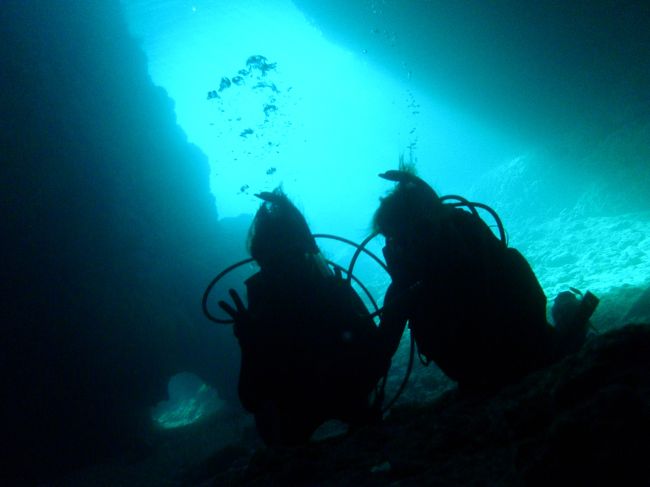 とても青の洞窟きれくて感動でした。<br />シュノーケリングとは全然違うくてとても感動。