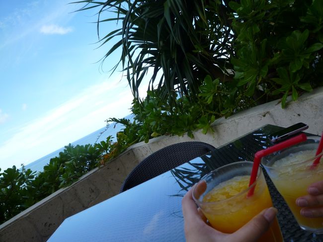 ホテルのプールサイドでマンゴージュース飲みました。<br />海も見えるのでとても癒やされます。
