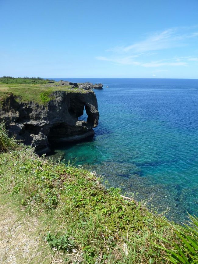 チェックアウト後、万座毛へ行きました。<br />初日は夕方に行ったのですが、昼間に行く万座毛も<br />海がとても綺麗です。