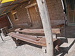 鉄板（ガードレール？）のテーブル。