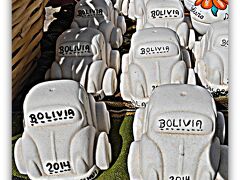 ↑　
ウユニの塩で作られた置物。なぜ...ワーゲンなのか？

実はこの南米では　車＝ワーゲン（ビートル）、街中の車がビートルという時代があり、その名残のようです。