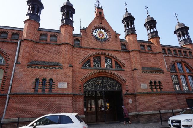 屋内市場前に来ました。<br />重い荷物を何とかしたいのですが市場への興味の方が勝ってしまいました。<br />バックパックを担ぎながらまわってみることにしました。