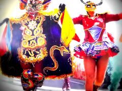 空港内に貼ってあるポスター。

ボリビアで有名なカーニバル....。


次回は、このカーニバルでも見に来るかぁぁ...。