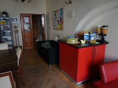 宿泊しているTuti Frutti Hostelは朝食付きです。
パン、チーズ、ハム、シリアルそして飲み物(ジュース、コーヒー、牛乳)など。
充実しています。