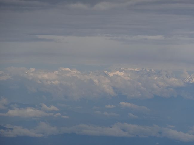 ウトウトしていたらもうネパール上空<br /><br />ヒマラヤ山脈だ！