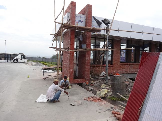 空港改装中。<br /><br />滑走路に座る、作業員さん