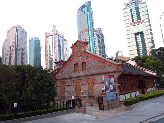 トンネル（延安随道）手前にある陳桂春住宅。バスから見えました。