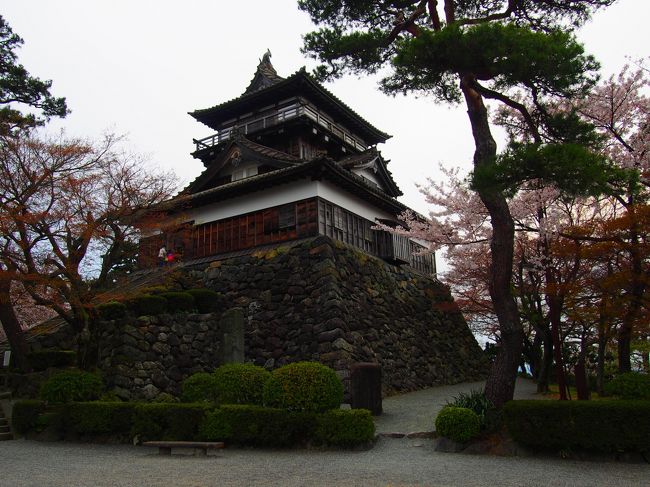 福井駅の案内所で丸岡行のバスを聞き、<br />バスに乗ること45分、終点へ。<br />しかし、城へはさらにその１つ先のバス停までのるとのこと。<br />そうして丸岡城へ到着。