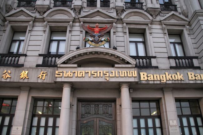 ○外灘7号（大北電報公司大楼）<br />現：バンコク銀行上海分行<br /><br />ルネッサンス様式のビルで、統一感、左右対称、安定感、正面の装飾など、どれも非常に凝ったつくりとなっています。窓枠の模様も多種多様で、立体感があり、バロック式に近い趣。現在はバンコク銀行上海分行として使われていますが、1908年の落成以来、3度オーナーが替わっています。最初は大北電報公司大楼として、その後は中国通商銀行、長江航運公司として使用されました。