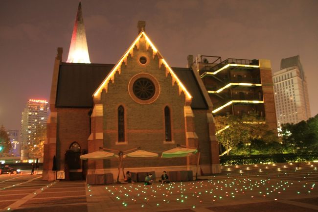 ○　新天安堂（南蘇州路ｘ圓明園路）<br /><br />新天安堂（Union Church)は上海で最初期に作られた教会のひとつで、1886年に作られた木造レンガ造りのゴシック式教会。非聖公会教徒の在上海英国人のための礼拝堂で、社交場としての機能も果たしていました。蘇州河と黄浦江の合流地点である三角地帯に位置しています。2007年初めに火災に遭いました。