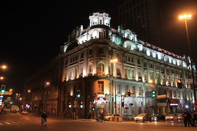 ○　礼査飯店（現：浦江飯店）<br />黄浦路1号<br /><br />礼査飯店は、英国商人Richard（阿斯脱豪夫・礼査）が、1846年に英国租界と上海県城の中間、ちょうど現在の金陵東路外灘付近に建てた、Richard's Hotel and Restaurantが始まりです。上海で最初に出来た現代化旅館でした。<br /><br />1856年、外白渡橋の前身である「威爾斯橋」が落成すると、この地が経済的に発展すると目をつけたRichardは、廉価で橋の北側の荒地を購入し、木造レンガ造りの建物を建設、礼査飯店をこの地に移しました。しかし、辺鄙な場所で交通が不便なことから、経営には非常に苦労していました。<br /><br />1860年、英国人Henry Smich（史密斯）が礼査飯店の経営を受け継ぎ、Astor Houseと改名。Henryの管理のもと、礼査飯店は客室のほかに、バー、ボールルーム、カードゲーム室などを開設、ロビーではダンスや劇の演出があり、多くの外国人客をひきつけました。<br /><br />19世紀後半になると、礼査飯店は中国で最初に現代設備を備え、注目を集めました。1867年上海初のガス使用が開始、1882年7月には中国初の電灯が備え付けられ、1883年には全上海初の水道がこのホテルに通りました。<br /><br />1906年、外白渡橋の改修のため、ホテルの土地の一部を明け渡さなければならなくなり、さらに6階建ての外資ホテル匯中飯店（Palace Hotel）がすでに南京路外灘という繁華街で営業を開始していたことから、礼査飯店はもとの建物を解体し、5階建てのビルに立て直しました。しかしそれでも匯中飯店には勝てず、礼査飯店は再び建て直しを行い、6階建てのビルになりました。<br /><br />礼査飯店は当時アジアで最も現代設備の整った豪華ホテルのひとつでした。24時間お湯の供給があり、どの部屋にも電話が設置され、中国で最初のエレベーターのひとつがあり、上海で最初に半有声映画（1908年）と有声映画（1913年）が上映されました。<br /><br />礼査飯店の最上階にあった孔雀大庁は非常に豪華で、500名を収納可能な大規模なレストランでした。夜になると、交響楽団がここで演奏を行い、多くの有名人が食事に訪れたそうです。<br /><br />19世紀から20世紀上葉には、イギリスのエディンバラ公、科学者アインシュタイン、喜劇役者チャップリンなど、世界各地の有名人が滞在しました。