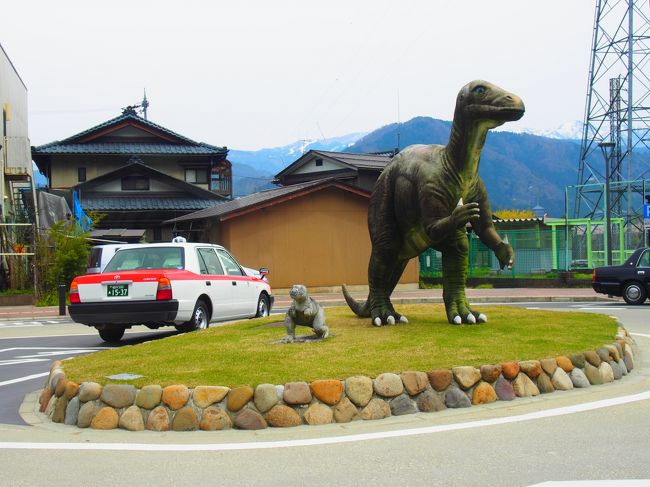 駅前に恐竜のおぶじぇ
