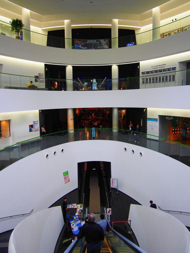 まずはバスに揺られて恐竜博物館へ。<br />バスも一時間半に１本しかないぜ