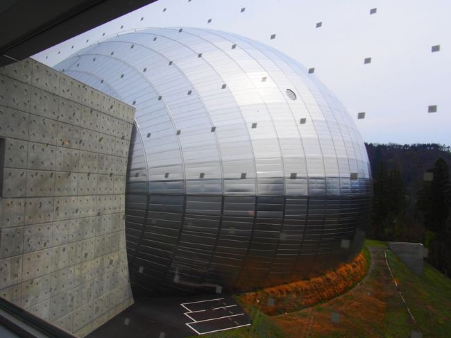 外観は球型でよく目立つ