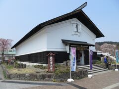 角館駅前にある、観光情報センター「角館駅前蔵」 です。

ここで荷物を預かってもらえるので、スーツケースを預けて武家屋敷まで歩くことにしました。